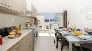 Apartment, 2 Bedrooms (1) | Private kitchen | Full-sized fridge, microwave, oven, stovetop