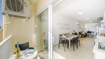Apartamento, 2 quartos (1) | Cozinha privada | Geladeira grande, micro-ondas, fogão, cooktop