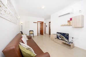 Departamento superior, 2 habitaciones (1) | Área de sala de estar | Televisión LED de 40 pulgadas con canales vía satélite y televisión 