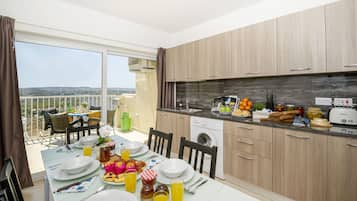Superior Apartment, 2 Bedrooms (1) | Dining room