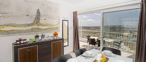 Apartment, 3 Bedrooms | Dining room