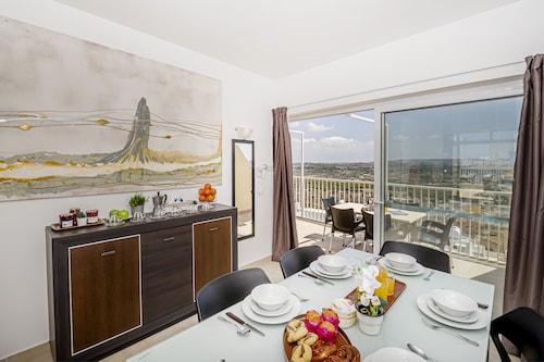 Summer Breeze Penthouse with large Terrace and Hot Tub by Getaways Malta