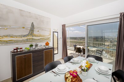 Summer Breeze Penthouse with large Terrace and Hot Tub by Getaways Malta