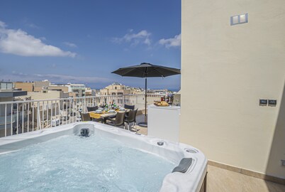Summer Breeze Penthouse with large Terrace and Hot Tub by Getaways Malta