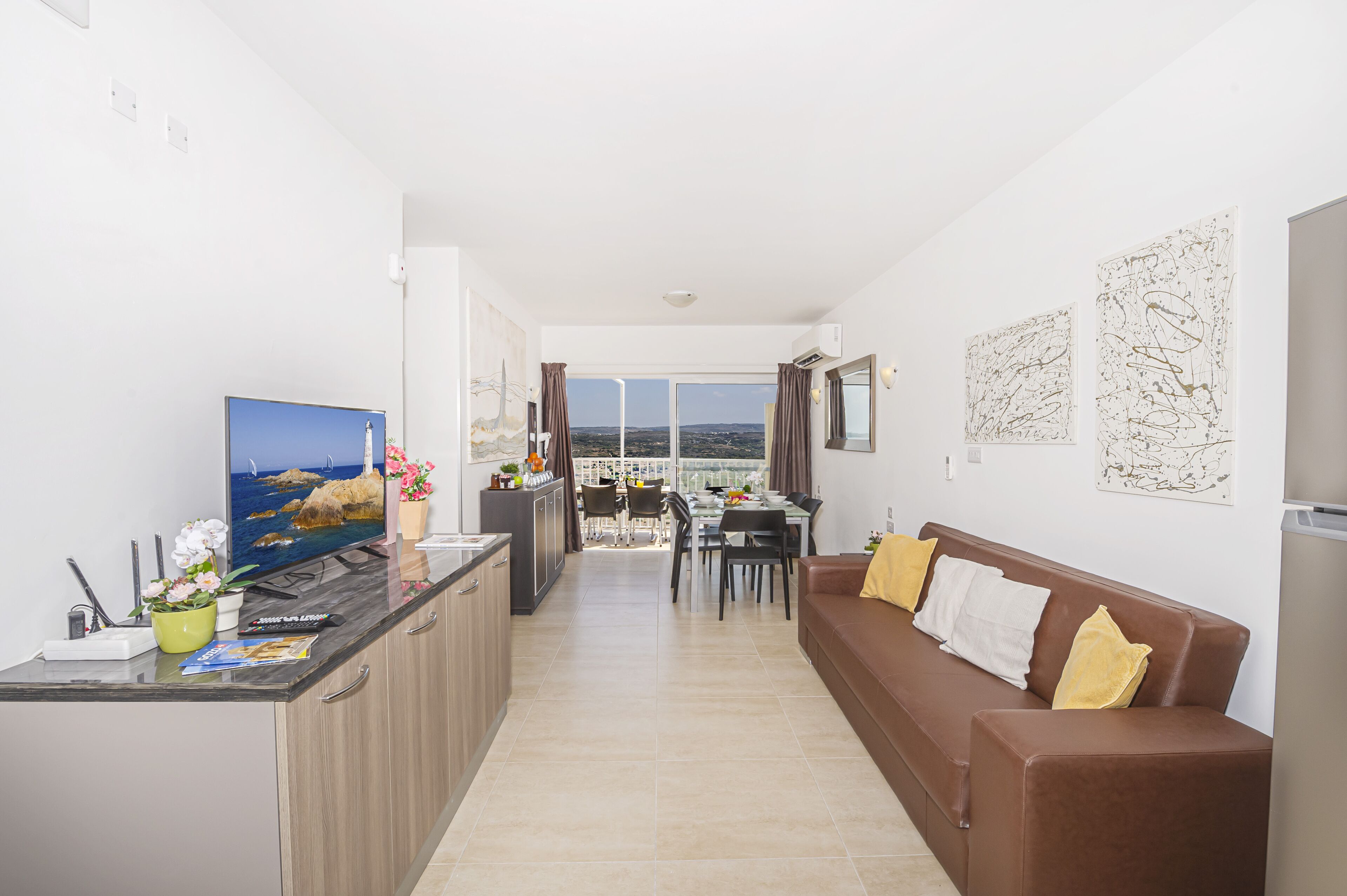Apartamento, 3 quartos | Área de estar | TV LED 40 polegadas com canais via satélite, TV