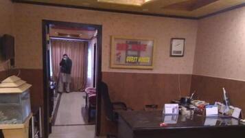 Chuveiro, chinelos, toalhas de banho, sabonete