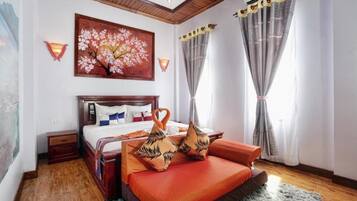 1 bedroom, desk, WiFi