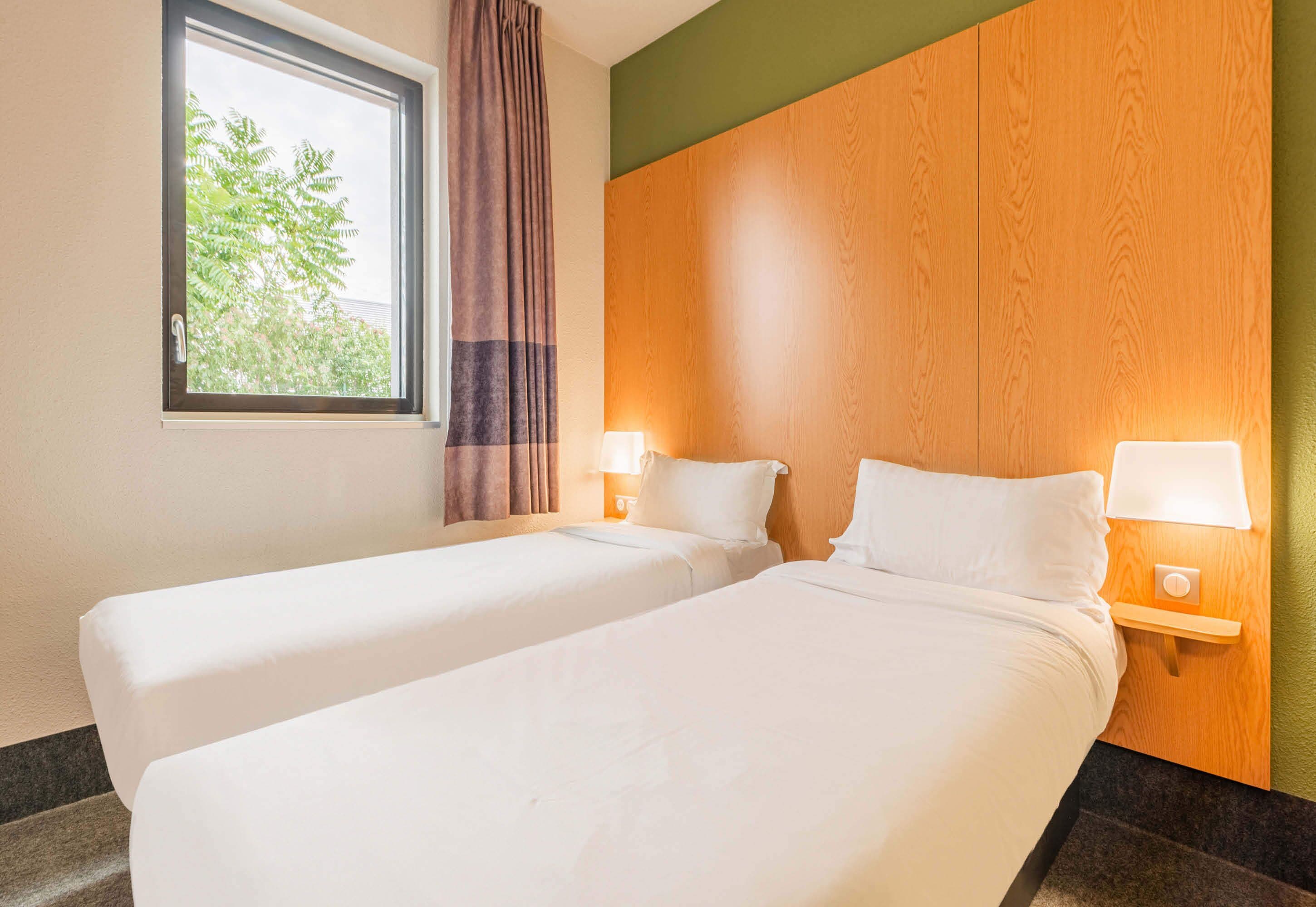 twin room | desk, soundproofing, free wifi, bed sheets