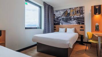 Driepersoonskamer | Een bureau, geluiddichte muren, gratis wifi, beddengoed