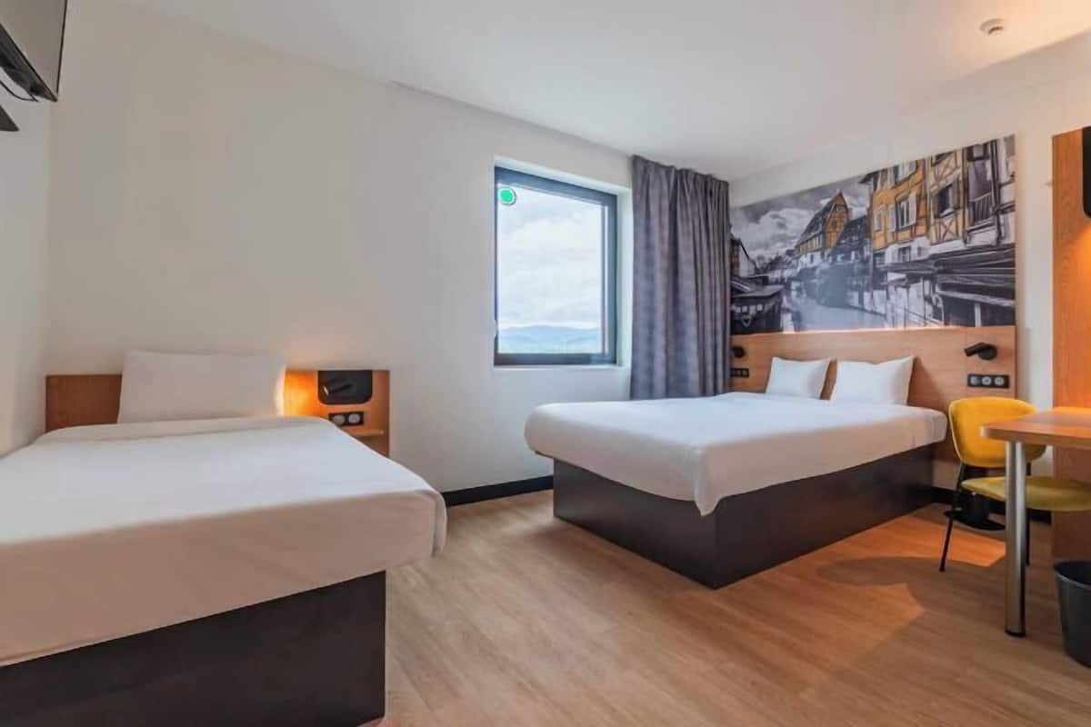 Escritorio, insonorización, wifi gratis y ropa de cama