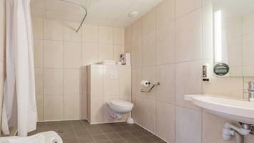 Habitación doble, accesible en silla de ruedas | Baño | Ducha, secador de pelo, toallas y jabón