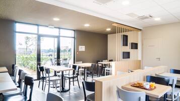 Desayuno para llevar todos los días (con cargo)