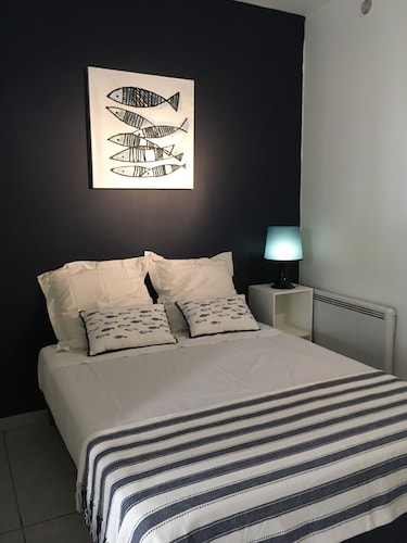 Superb modern studio in typical neighborhood