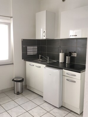 Réfrigérateur, micro-ondes, cafetière/bouilloire