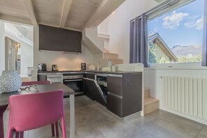 Kühlschrank, Ofen, Geschirrspüler, Wasserkocher mit Kaffee-/Teezubehör