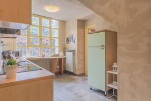 Een koelkast, een microgolfoven, een oven, een vaatwasser