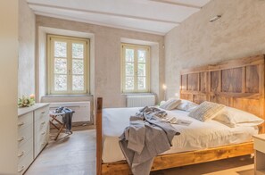 Tabla de planchar con plancha, wifi gratis, ropa de cama