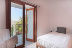 2 dormitorios, tabla de planchar con plancha, ropa de cama