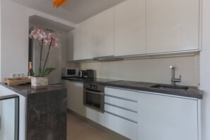 Refrigerador, microondas, horno, placa de cocina