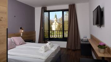 Deluxe tweepersoonskamer | 1 slaapkamer, een minibar, een kluis op de kamer, een bureau