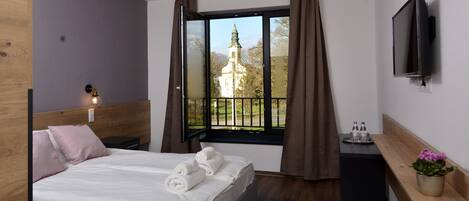 Deluxe tweepersoonskamer | Een minibar, een kluis op de kamer, een bureau, verduisterende gordijnen