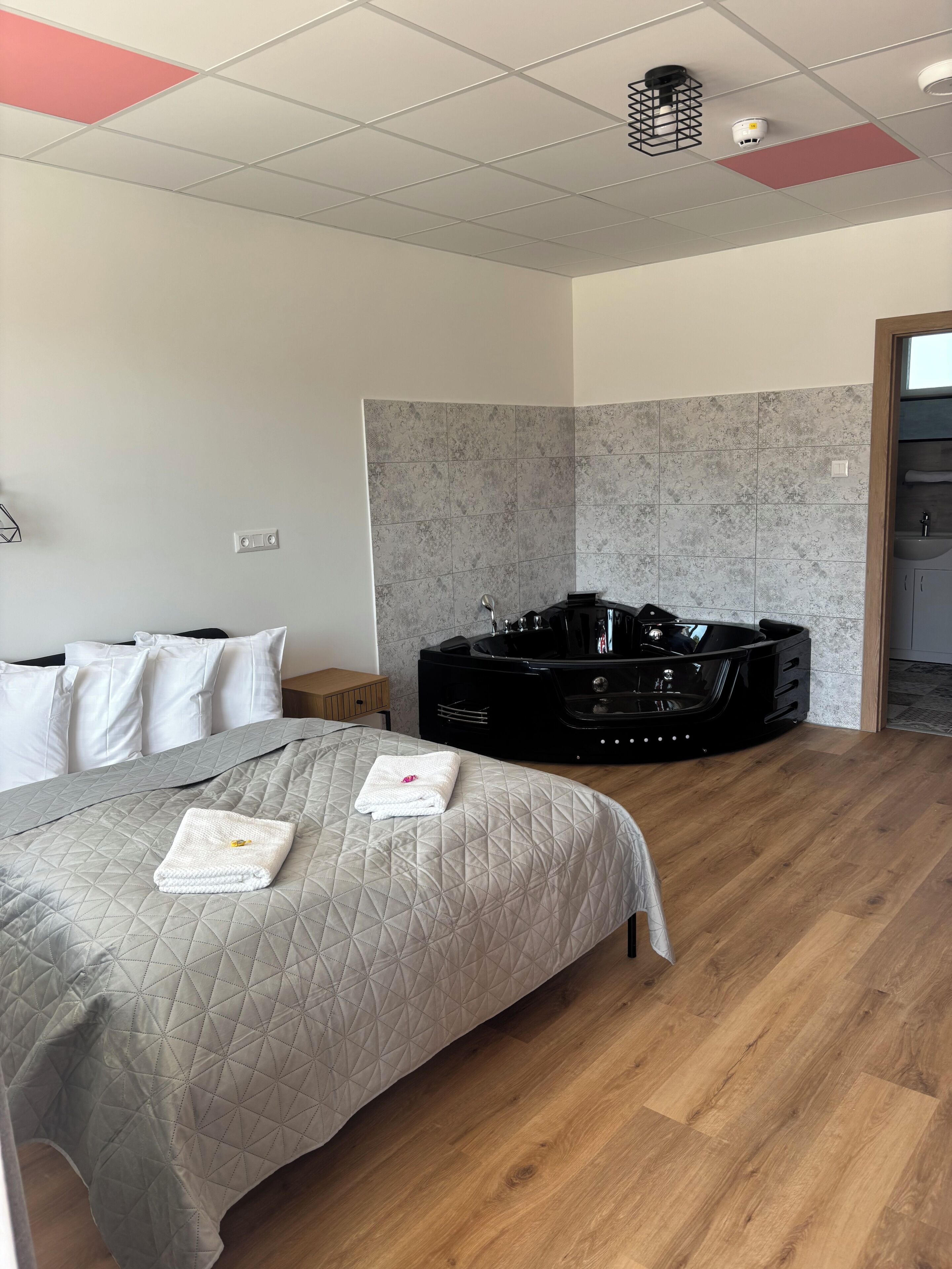 Superior Double Room, Hot Tub, Annex Building | Minibar, in-room safe, desk, blackout drapes