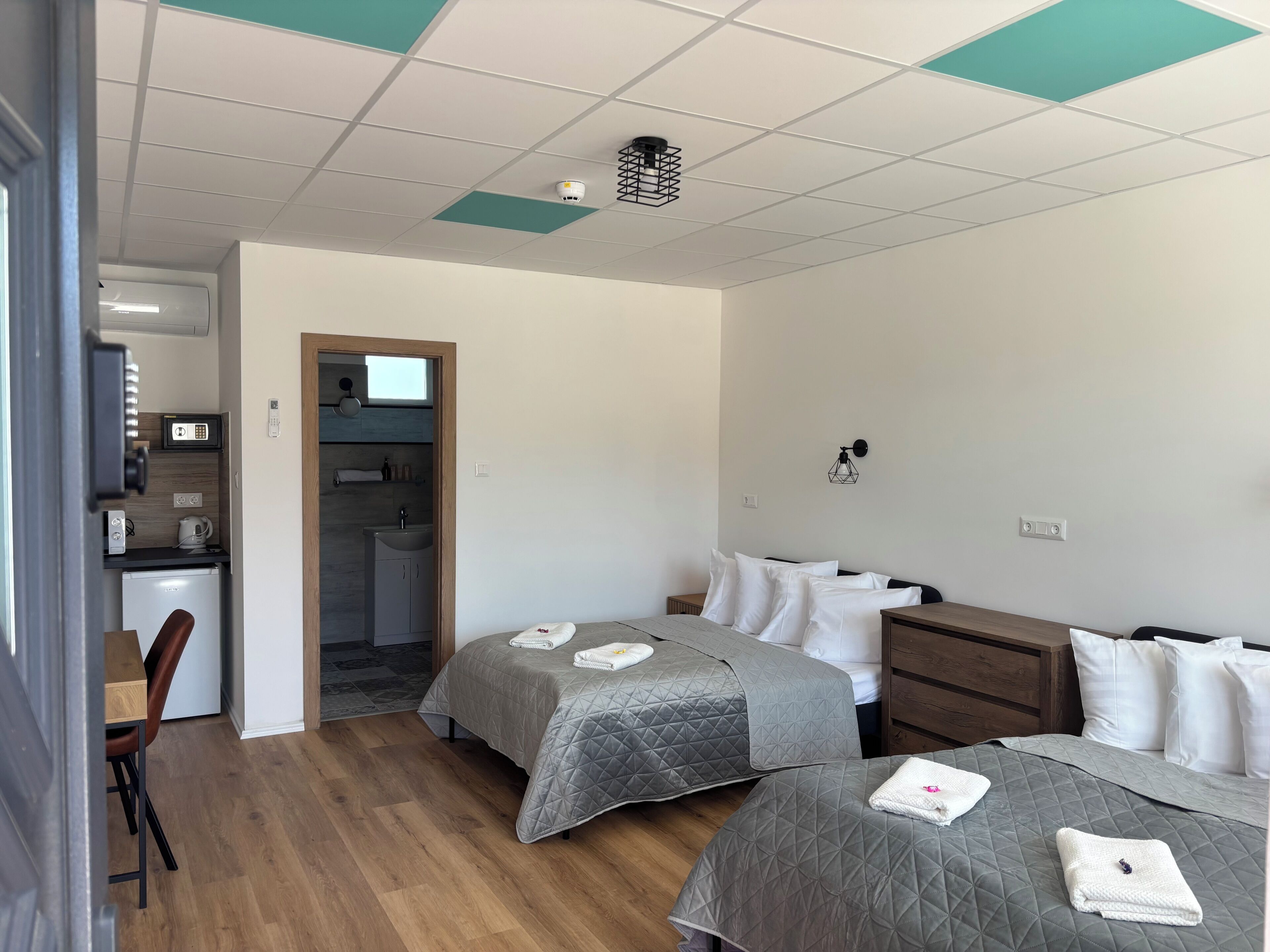 Superior Quadruple Room, Annex Building | Minibar, in-room safe, desk, blackout drapes