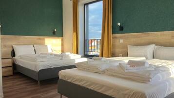 Superior vierpersoonskamer | 1 slaapkamer, een minibar, een kluis op de kamer, een bureau