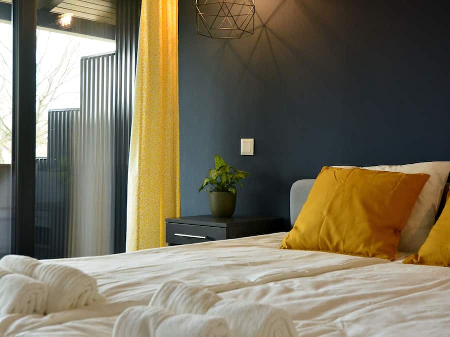 Minibar, caja de seguridad en la habitación y escritorio