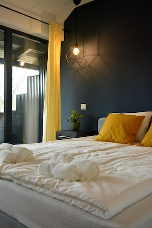 Apartamento Deluxe | Minibar, caja fuerte, escritorio y cortinas opacas. Ludwig Hotel