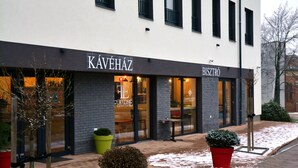 A hotel named 'Hotel Ludwig' with a modern facade, featuring a 'Kavehaz' and 'Bisztró' restaurant. - Ludwig Hotel (Martonvásár)