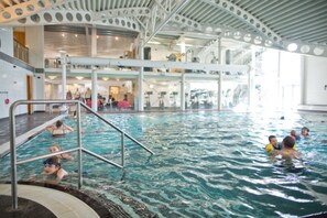 Chalet rustique, Plusieurs lits | Piscine | Piscine intérieure