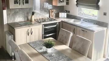 Cabin, Multiple Beds | Private kitchen | Fridge, microwave, oven, stovetop