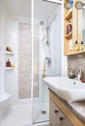 Chalet rustique, Plusieurs lits | Salle de bain | Ensemble baignoire-douche, baignoire profonde, séchoir à cheveux