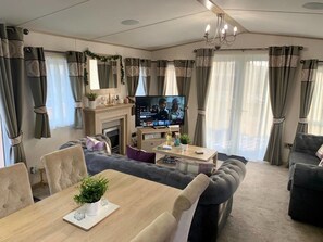 Cabin, Multiple Beds | Living room | 30-inch TV with digital channels
