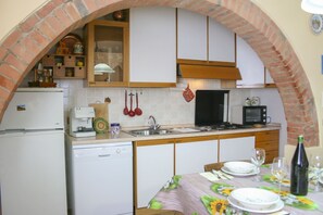 Cafetera de espresso, refrigerador, microondas y lavavajillas 