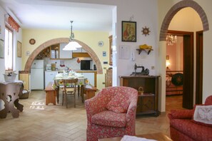 Televisión y chimenea