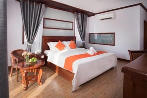 1 bedroom, desk, WiFi