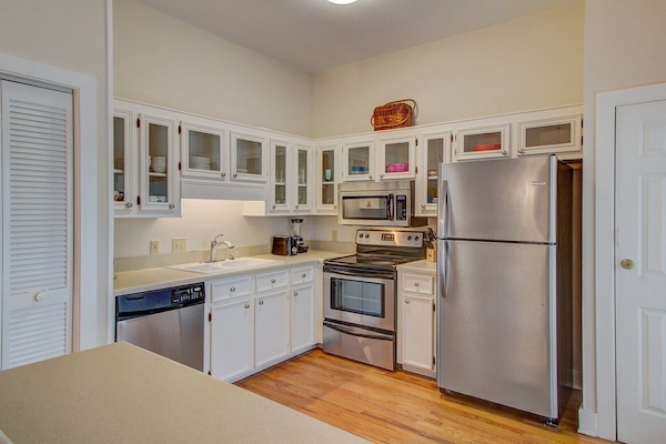 Een koelkast, een magnetron, een oven, een kookplaat