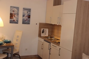 Apartemen (final cleaning fee incl.) | Dapur pribadi | Lemari es besar, kompor, ketel listrik, dan kursi makan untuk bayi