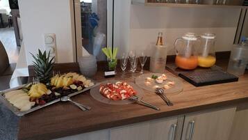 Sarapan prasmanan setiap hari (EUR 12 per orang)