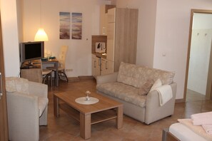 Appartamento (final cleaning fee incl.) | Area soggiorno | TV a schermo piatto 65 pollici con canali satellitari, TV