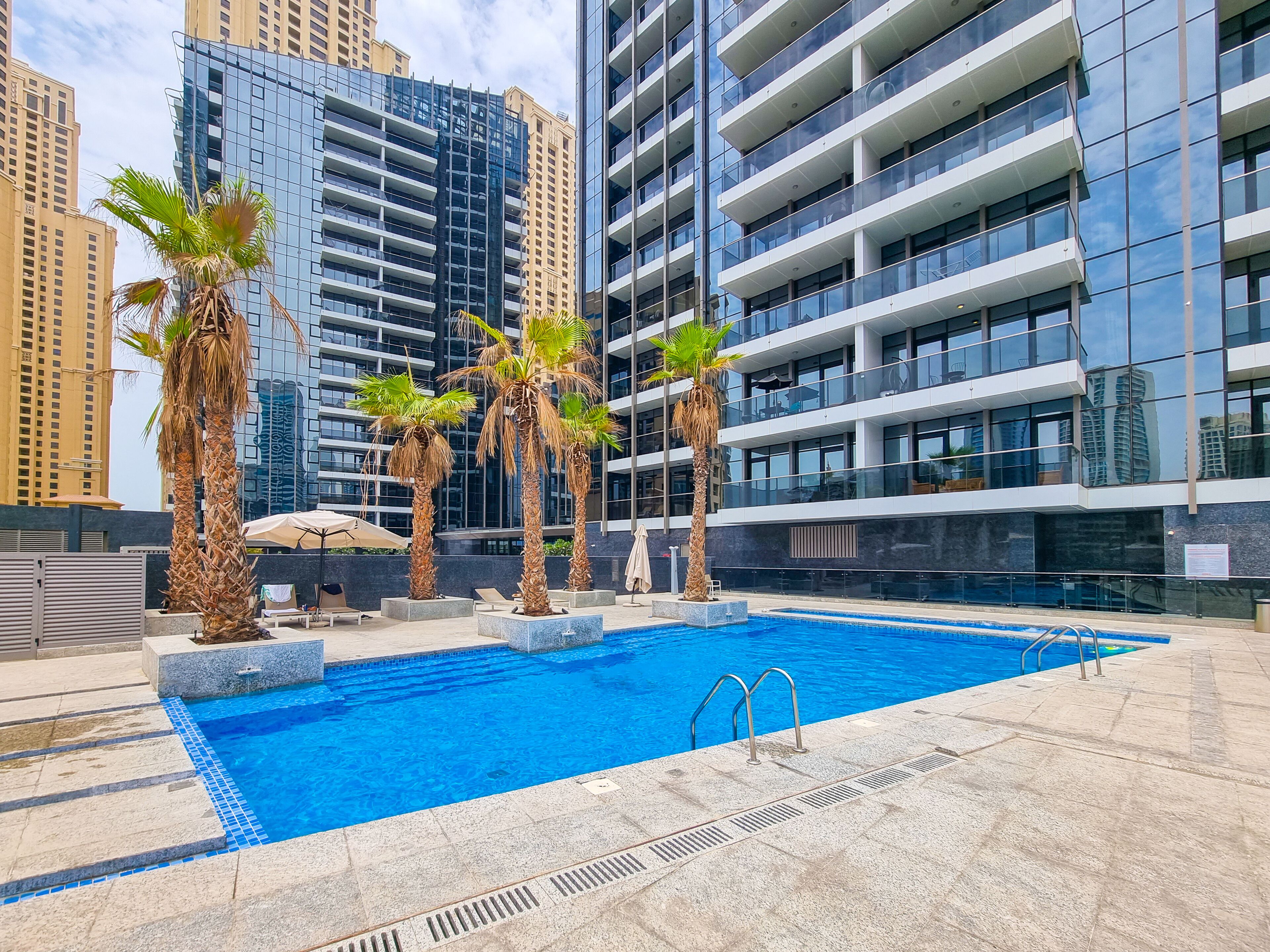 Ulkouima-allas, aurinkovarjoja, aurinkotuoleja