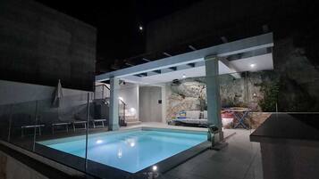 Piscina externa sazonal, funciona das 8h30 às 20h30, guarda-sóis