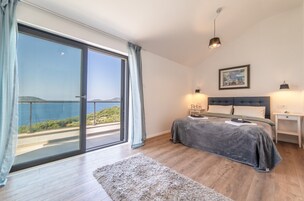 Apartamento, vista para o mar (Penthouse) | Edredons de pluma, cofres nos quartos, individualmente decorados