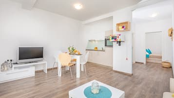Apartment, 1 Schlafzimmer, Meerblick | Wohnbereich | Kinderspielzeug