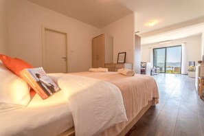 Estudio Confort, vista al mar, frente al mar | Edredón, caja de seguridad en la habitación y decoración personalizada 