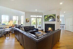 Smart-TV, Videospiele, Tischtennisplatte