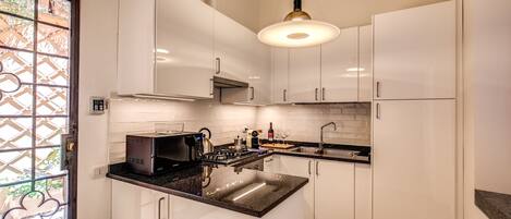 Fridge, oven, coffee/tea maker, electric kettle