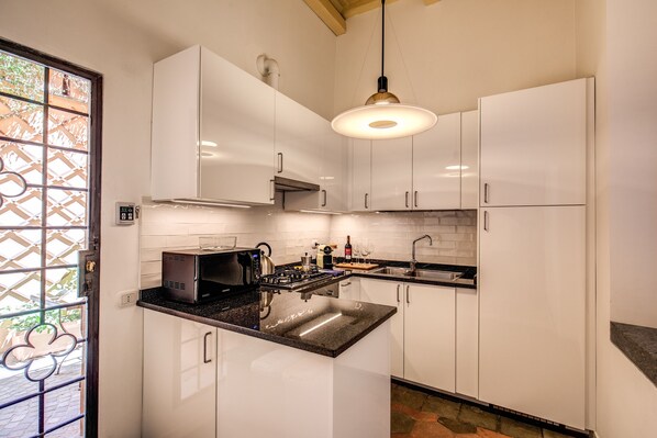 Kühlschrank, Ofen, Wasserkocher mit Kaffee-/Teezubehör, Wasserkocher